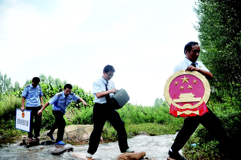 "流动法庭"开进农家小院(组图)