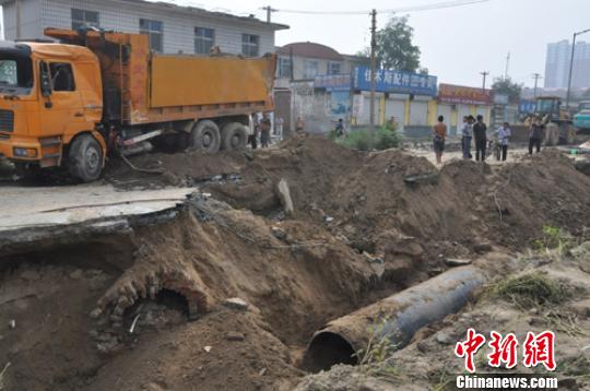 10日上午,河北省保定市区莲池南大街供热管道施工路面坍塌现场,落入沟