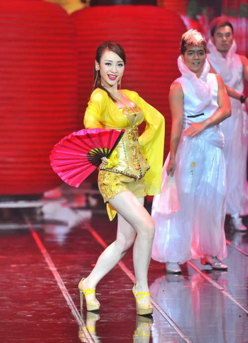 "性感女主播"柳岩在与伊一,谭薇,栗坤等三位主持人表演舞蹈时,"不慎"