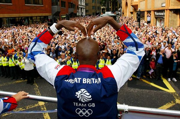 图文:英国奥运代表团巡游 法拉赫向市民摆pose