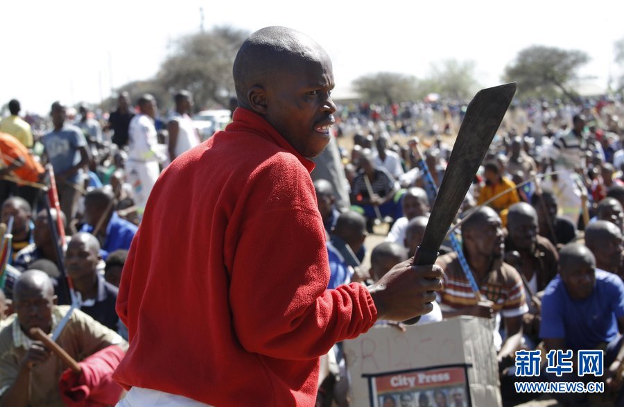南非铂矿矿工手持刀棍持续罢工 要求增长工资