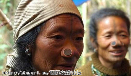 印度部落女性为变丑将大木塞塞入鼻子(1)_视觉大观_光明网(组图)