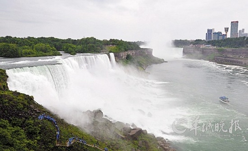 在美国纽约州与加拿大安大略省交界处拍摄到的尼亚加拉瀑布 侯俊 摄