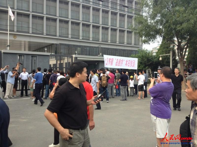 人民网北京9月11日电（记者 郑青亭）9月11日，几十位中国民众在日本驻华使馆门口抗议日本政府“购买”中国钓鱼岛及其附属岛屿。