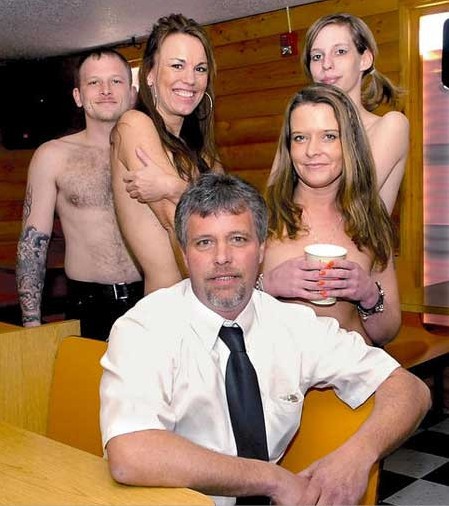 咖啡店老板唐纳德・克拉布特里(Donald Crabtree)表示，一直以来，他店内的男女服务员都是裸露上身服务，两年来持续不断的抗议让他疲于应对，这一次他决定关闭店面。