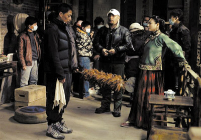 《白鹿原》拍摄工作照，导演王全安在为饰演黑娃的段奕宏和饰演田小娥的张雨绮说戏。