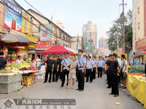 警方带犯罪嫌疑人指认现场 市民:看谁还敢来作