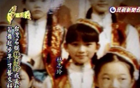 照片中的林志玲乖巧可爱,从小就是美人胚子. 来源北青网娱乐)