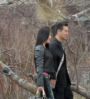 孔令辉也曾被拍到与《红楼梦中人》的杨舒婷亲密牵手逛公园