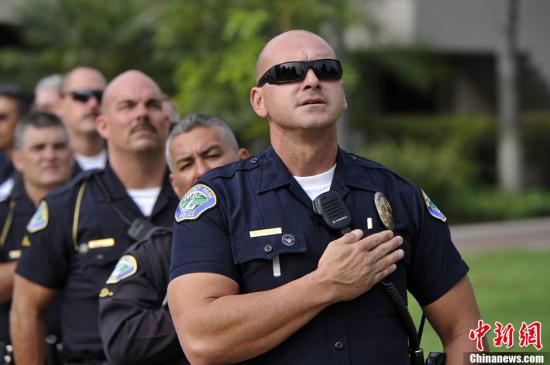 当地时间9月11日上午,洛杉矶蒙特利公园市警察在纪念"911"十一周年