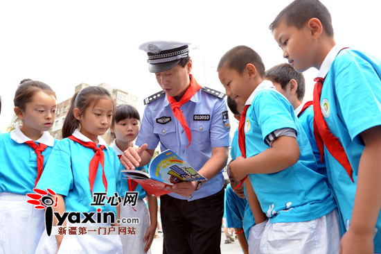 新疆乌鲁木齐市公安局交警支队在各学校开展牵