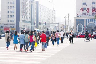 迎泽大街与千峰路的十字路口,很多行人在红灯面前依旧勇往直前.郭艳摄