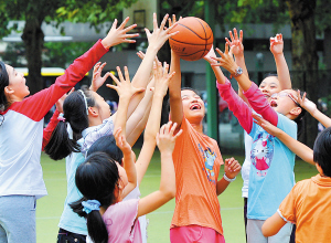 在南京师范大学附属小学的"快乐周三"活动中,一些学生在打篮球
