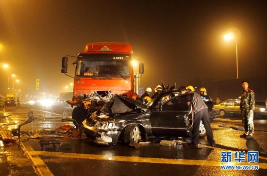 9月12日凌晨，在河南省郑州市中州大道与黄河路交叉口，郑州消防官兵在交通事故现场救援。