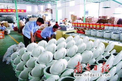廉江已成为全国电饭锅生产企业最多、规模最大、知名品牌最多的县级市。戚照 摄