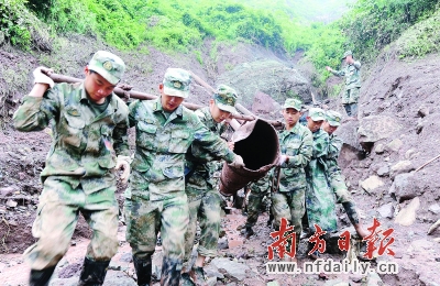 12日,防化团官兵在江边抢修被毁供水管道。新