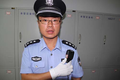 北京警方佩戴的执法记录仪(2012年9月4日).新华网 曹建礼 摄