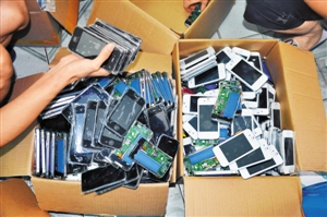 执法人员清点查获的假iphone手机。深圳晚报记者 袁江斌 通讯员 周锋 摄
