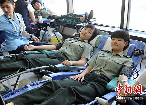 驻港部队第15次无偿献血400名官兵参加组图