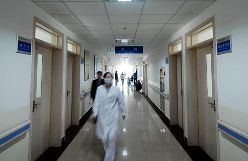 这是9月13日拍摄的大通县人民医院的外科住院部一角.