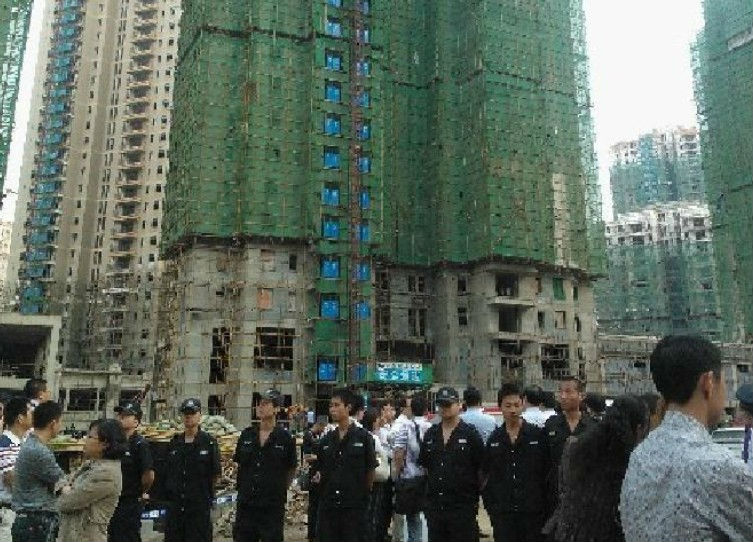 武汉一在建住宅载人电梯坠落致19人遇难(现场