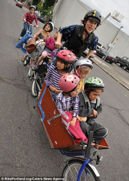 美国超级妈咪用特制自行车同时送6子上学(图)