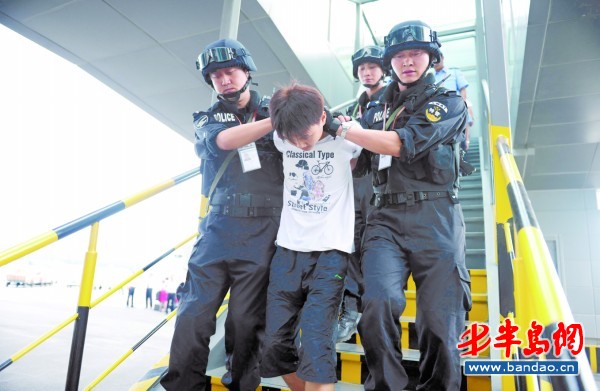 涉嫌抢劫杀人的少年被押解回曲靖.《都市时报》供图