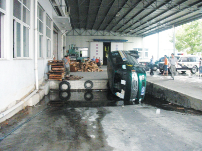 雨天,邮政车"摔"进卸货区(图)