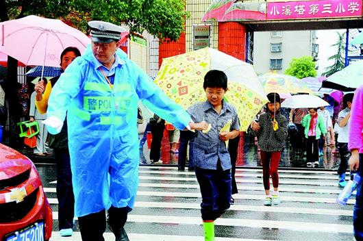 图文:宜昌市夷陵区交警大队设置护学岗