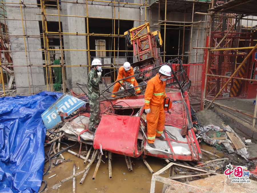 13事故"建筑工地现场办公会,进一步部署事故善后,调查,整改等各项工作