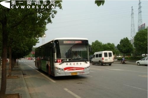 行驶在街头的11路南京金龙混合动力公交车