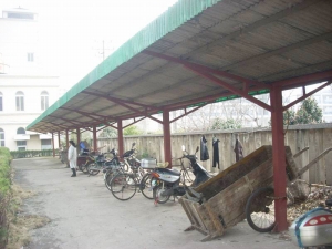 今后，新建的小区必须建公共自行车库了。近日，住建部、国家发改委、财政部联合发文，要求加强城市步行和自行车交通系统建设，并对小区的自行车配套设施进行了规定。