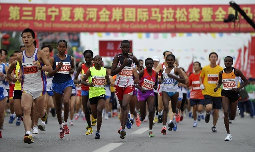 图文:宁夏黄河金岸马拉松赛 全程组选手出发