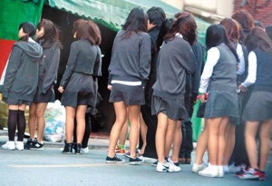 9月14日上午，雖然“秋老虎”仍發著余威，太陽高掛，但記者分開湖南女子學院時卻發覺，穿行在校園的少數女先生都衣著長褲。