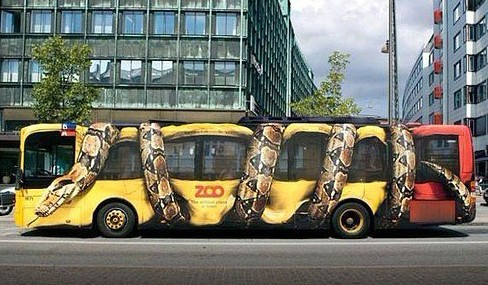 世界最长巴士亮相德国 公交车广告爆笑