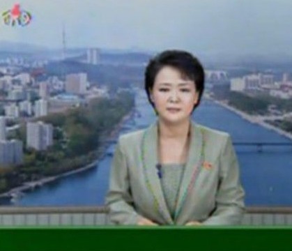 朝鲜中央台新闻联播新形象 主播不再低头看稿