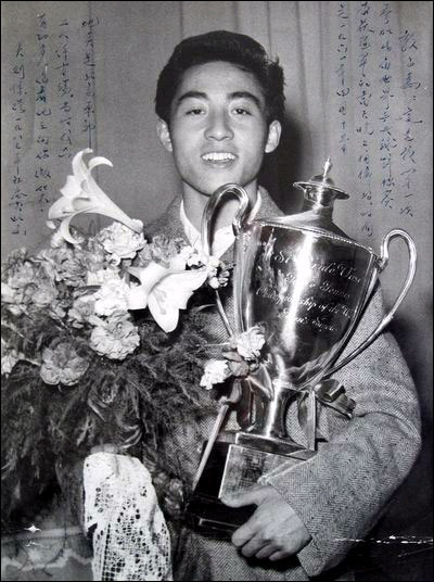 1961年，庄则栋笑捧奖杯