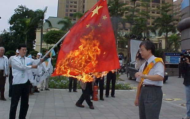 日前首相:日本不会发生中国国旗被烧让人骄傲