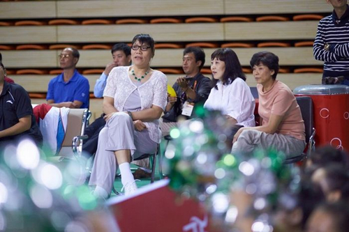 前中国女篮第一中锋郑海霞到天津大学观看比赛
