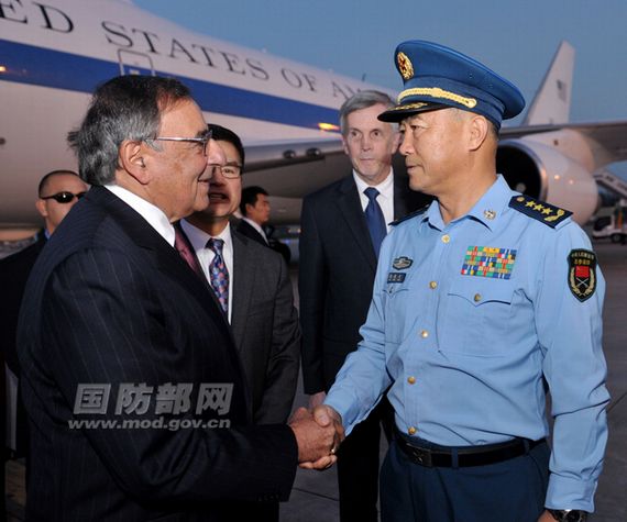9月17日，副总参谋长马晓天空军上将到机场迎接来华访问的美国国防部长莱昂·帕内塔。李晓伟摄
