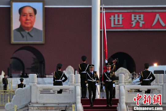 9月18日晨，北京天安门广场举行升旗仪式，近万群众观看升旗仪式齐唱国歌，当日是“九一八事变”爆发81周年纪念日。