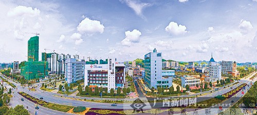 崇左建市9年,从一个小县城发展成为现代新城市.图为俯瞰崇左新貌.