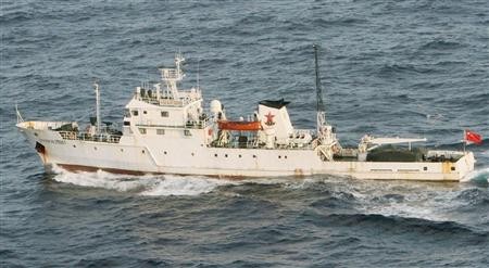 中国渔政船“渔政35001”18日上午进入钓鱼岛海域进行巡航。图片由日本第11管区那霸海上保安部提供。