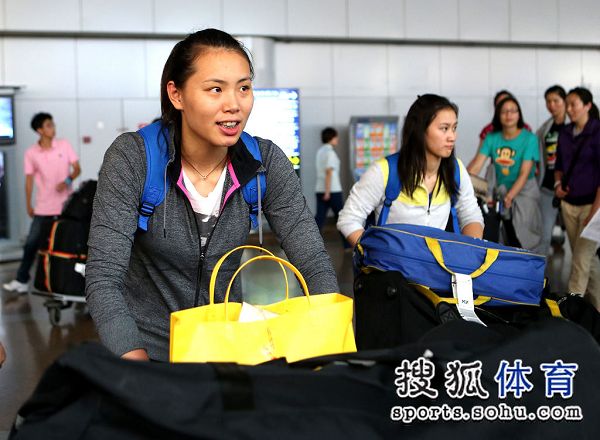 图文:女排结束亚洲杯抵京 曾春蕾推着行李