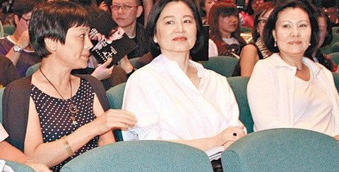 张艾嘉(左起,林青霞,陶敏明结伴看舞台剧
