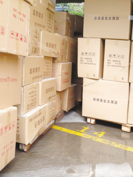 集士港一家酒店加工厂内堆放着许多高档肉脯宾馆的食品包装箱.猪月饼怎么选 集士港一家酒店加工厂内堆放着许多高档肉脯宾馆的食品包装箱.猪月饼怎么选