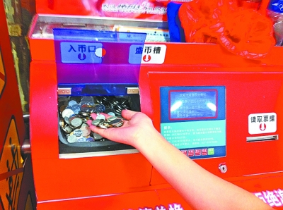 武汉超市现硬币自动兑换机每分钟数700枚硬币