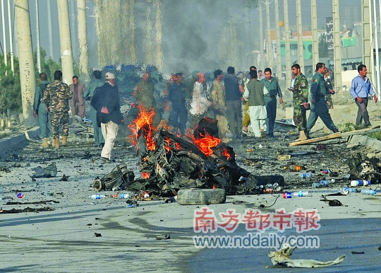 18日,在阿富汗首都喀布尔,警察和官员在自杀式汽车爆炸袭击现场调查.