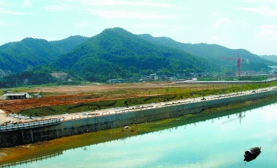 下图:2002年1月16日,浏阳市区的浏阳河唐家洲段,沿河风光带开始兴建