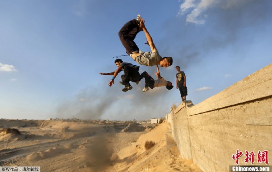 巴勒斯坦跑酷青年玩酷青春挑战极限(组图)